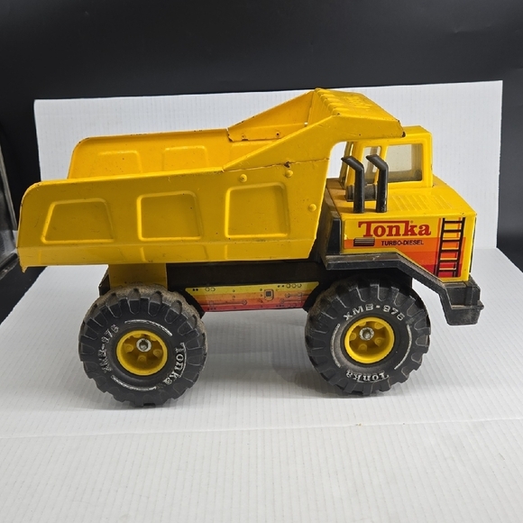 Tonka Classic Metal Turbo Diesel Yellow Dump Truck - Picture 9 of 16